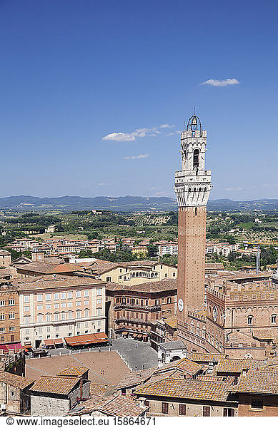 Blick über die Altstadt mit der Piazza del Campo mit dem Rathaus Palazzo Pubblico und dem Turm Torre del Mangia  Siena  UNESCO-Weltkulturerbe  Provinz Siena  Toskana  Italien  Europa