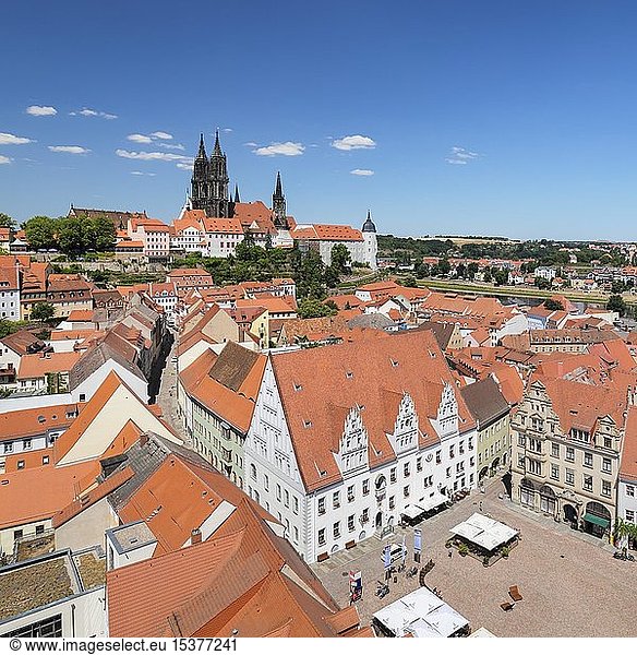 Blick über die Altstadt mit Marktplatz  Rathaus und Dom  Meißen  Sachsen  Deutschland  Europa