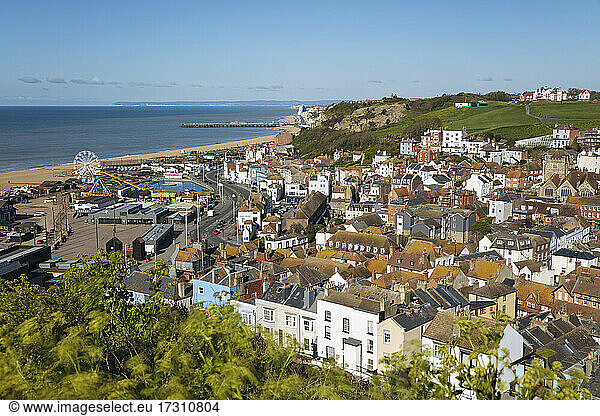 Blick über die Altstadt und den Strand zum Hastings Pier vom East Hill  Hastings  East Sussex  England  Vereinigtes Königreich  Europa