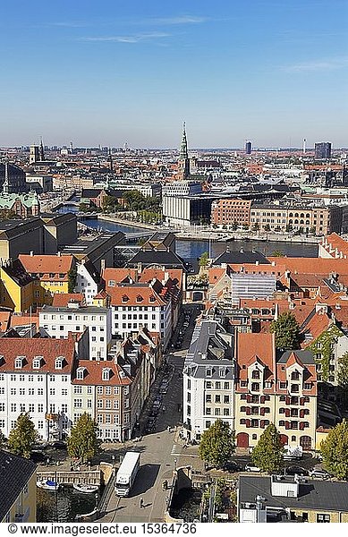 Blick über die Altstadt vom Turm der Erlöserkirche Stadtteil Kristianshafen Kopenhagen Dänemark Europa