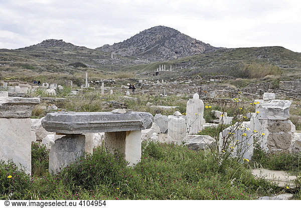 Blick über die Ausgrabung zum Gipfel Kynthos  Delos  Griechenland