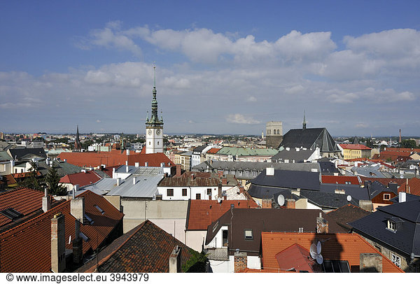 Blick über die Dächer  den Rathausturm und die Mauritzkirche  Altstadt von Olomouc  Tschechische Republik  Europa