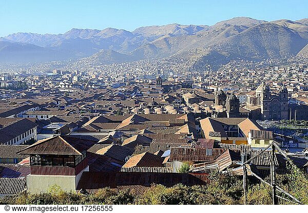 Blick über die Dächer der Altstadt  Cusco  Peru  Südamerika