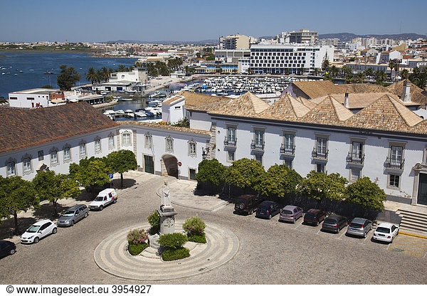 Blick über die Dächer der Altstadt von Faro  hinten der Yachthafen  Faro  Algarve  Portugal  Europa