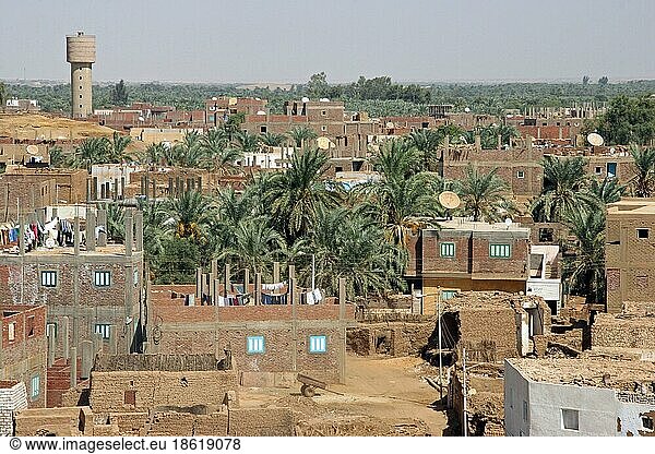 Blick über die Dächer eines Dorfes in der Oase Dakhleh  Dakhla in der westlichen Wüste  Ägypten  Nordafrika  Afrika
