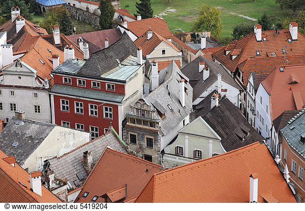 Blick über die Dächer von Cesky Krumlov Böhmisch Krumau UNESCO Weltkulturerbe Südböhmen Böhmen Tschechien Europa