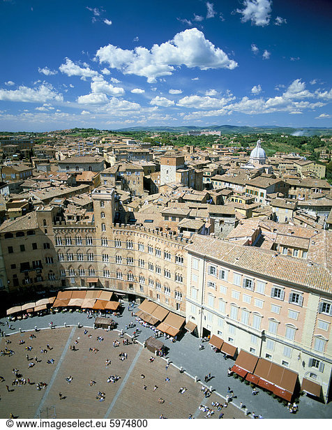 Blick über die Dächer von Torre Mangia in Piazza del Campo  Siena  Toskana  Italien  Europa