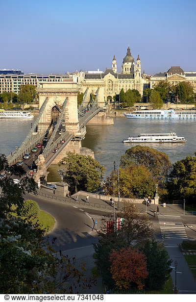 Blick über die Donau nach Pest vom Burgberg  mit der SzÈchenyi-Kettenbrücke  SzÈchenyi L·nchÌd  Budapest  Ungarn  Europa