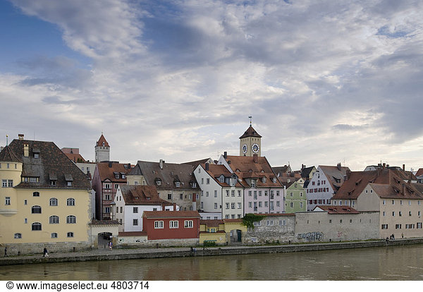 Blick über die Donau zur Altstadt hinten der Goldene Turm und der Turm des Alten Rathauses Altstadt Unesco Weltkulturerbe Regensburg Oberpfalz Bayern Deutschland Europa