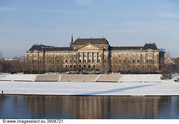 Blick über die Elbe zum Finanz- und Kultusministerium von der Brühlschen Terrasse aus  Dresden  Sachsen  Deutschland  Europa