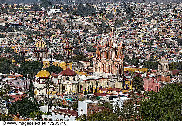 Blick über die Kathedrale La Parroquia de San Miguel Arcangel und San Miguel de Allende  UNESCO-Weltkulturerbe  Guanajuato  Mexiko  Nordamerika