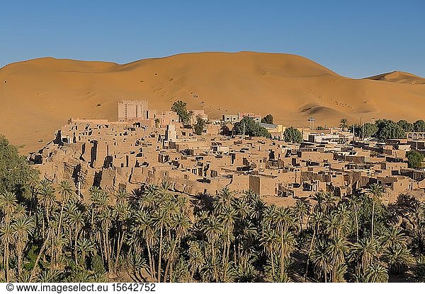 Blick über die Oase Taghit mit Sanddünen  Westalgerien  Algerien  Afrika
