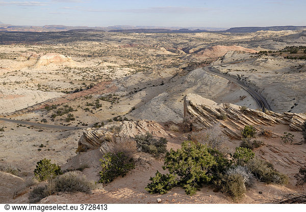 Blick über die Plateaulandschaft vor den Henry Mountains bei Escalante am Highway 12  Utah  USA