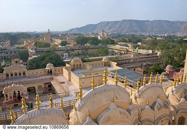 Blick über die Spitze des Hawa Mahal ''Palast der Winde'' in Jaipur  Rajasthan  Indien