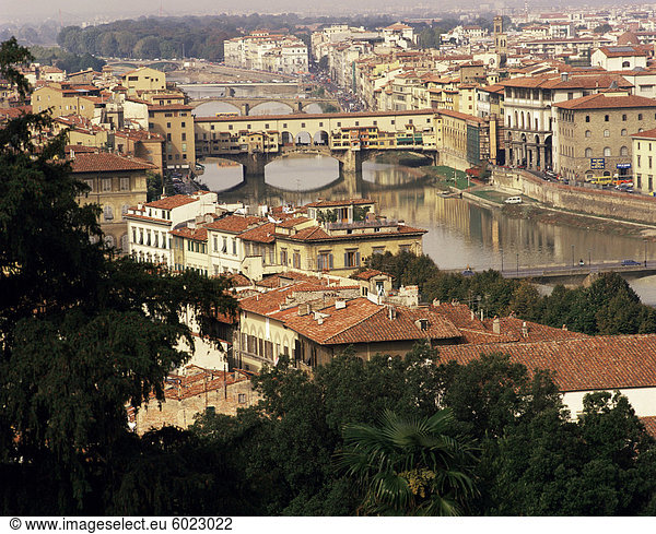 Blick über die Stadt  einschließlich des Flusses Arno  die Ponte Vecchio und die Uffizien  Florenz  Toskana  Italien  Europa