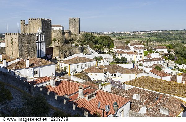 Blick über die Stadt. Historische Kleinstadt Obidos mit mittelalterlicher Altstadt  eine Touristenattraktion nördlich von Lisboa Europa  Südeuropa  Portugal.