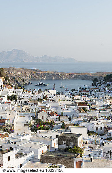 Blick über die Stadt Lindos  Rhodos  Dodekanes  Griechische Inseln  Griechenland  Europa
