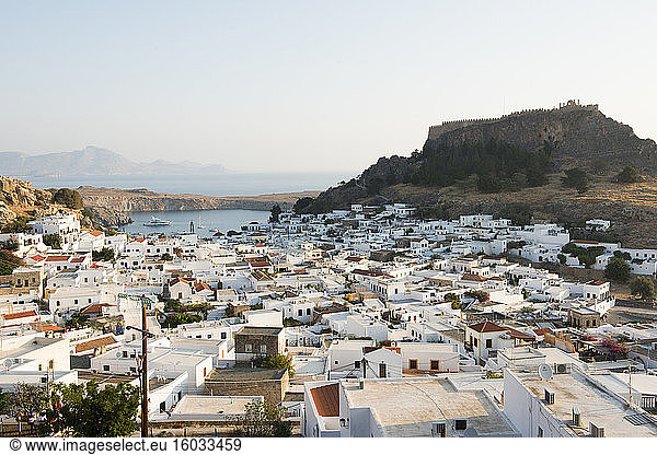 Blick über die Stadt Lindos  Rhodos  Dodekanes  Griechische Inseln  Griechenland  Europa