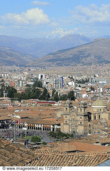 Blick über die Stadt mit Plaza de Armas  Cusco  Peru  Südamerika