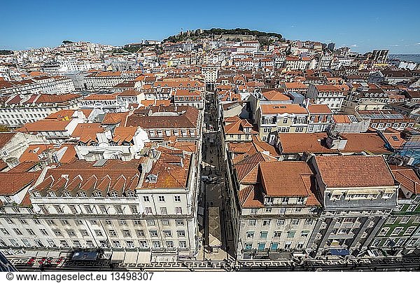Blick Ã?ber die Stadt vom Elevador de Santa Justa  Blick auf Rua de Santa Justa und Castelo de SÃ£o Jorge  Baixa  Lissabon  Portugal  Europa