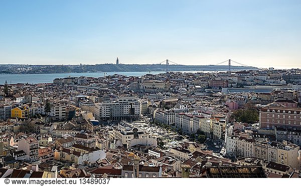 Blick über die Stadt vom Miradouro da Nossa Senhora do Monte mit Ponte 25 de Abril Lissabon Portugal Europa