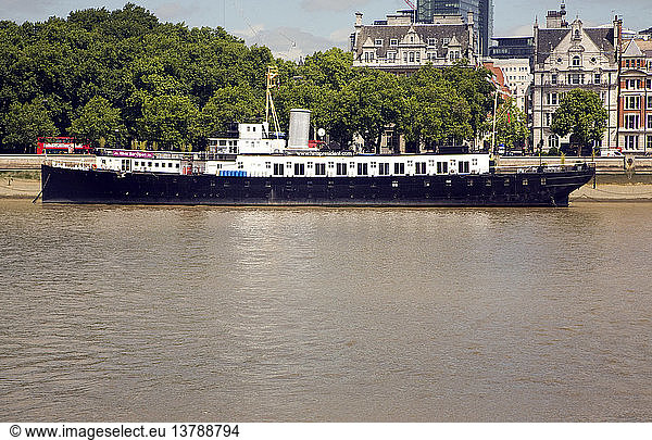 Blick über die Themse auf die HMS President am Embankment  London