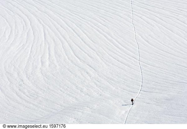 Blick über eine Person zu Fuß in den Schnee.