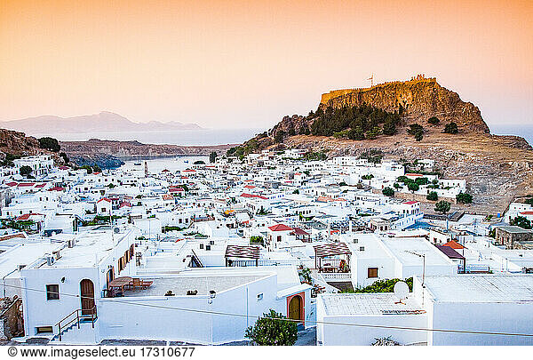 Blick über Lindos Stadt  Rhodos  Dodekanes  Griechische Inseln  Griechenland  Europa