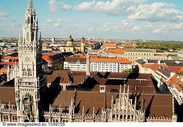 Blick über München aus der Kirchturm der Peter´s Kirche (Peterskirche): neues Rathaus (Neues Rathaus) im Vordergrund  im Hintergrund Cajetan Nikolauskirche. München  Deutschland