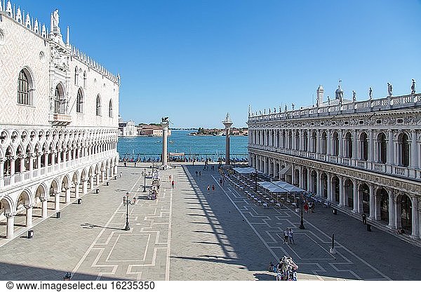 Blick über menschenleeren Markusplatz  links Dogenpalast  Markusplatz  Venedig  Italien  Europa