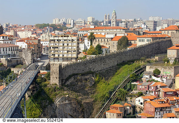 Blick über Ponte Dom LuÌs I  Altstadt mit der Fernandina-Wand  Porto  UNESCO Weltkulturerbe  Portugal  Europa