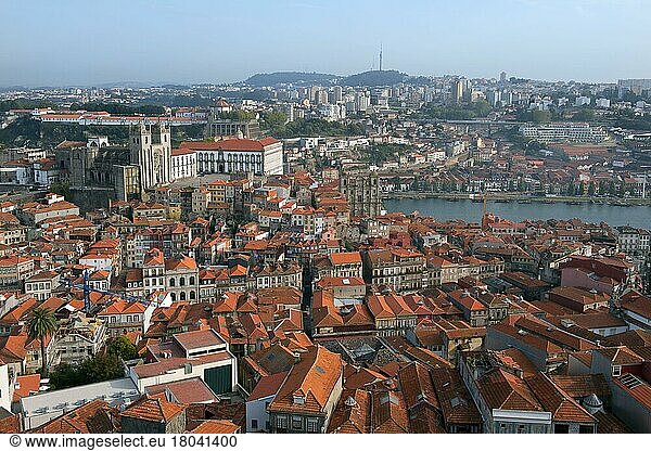 Blick über Porto  Kathedrale Da Se  ehemaliger Bischofspalast  Porto  Portugal  Europa