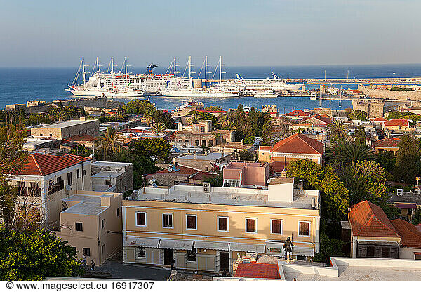 Blick über Rhodos Stadt & Kreuzfahrtschiffe  Rhodos  Dodekanes Inseln  Griechenland