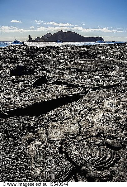 Blick über schwarzes Vulkangestein  Lavafeld in der Sullivan Bay in Richtung Bartolome Island  Santiago oder James Island  Galapagos  Ecuador  Südamerika