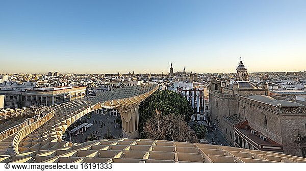 Blick über Sevilla vom Metropol Parasol  Kathedrale von Sevilla mit Turm La Giralda  Iglesia del Salvador und Iglesia de la Anunciación  Plaza de la Encarnación  Sevilla  Andalusien  Spanien  Europa