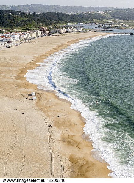 Blick über Stadt und Strand vom Sitio. Die Stadt Nazare an der Küste des Atlantischen Ozeans. Europa  Südeuropa  Portugal.
