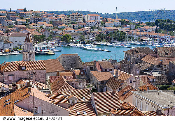 Blick Über Trogirs Dächer vom Campanile  Glockenturm  der Laurentius Kathedrale in Richtung Jachthafen  Trogir  Norddalmatien  Kroatien  Europa