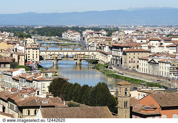 Blick den Fluss Arno hinunter auf die Ponte Vecchio in der mittleren Entfernung; Florenz  Toskana  Italien