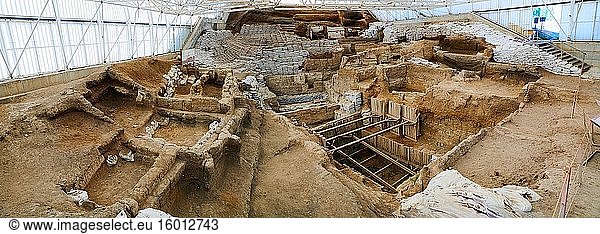 Blick den Hügel des südlichen Bereichs hinauf über die quadratischen neolithischen Mauerreste von Lehmziegelhäusern. In der Mitte kann man sehen  wie tief die Ausgrabung bis jetzt gegangen ist. Die Sandsäcke stellen die höchsten Lehmziegelwände in diesem Gebiet dar. 7500 v. Chr. bis 5700 v. Chr.  Archäologische Stätte Catalyhoyuk  ?umra  Konya  Türkei.