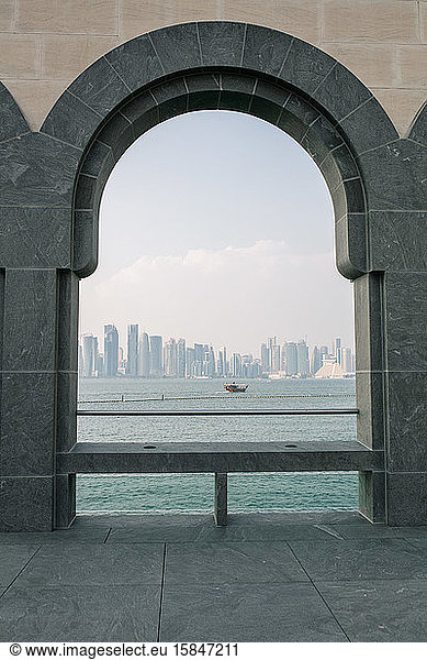 Blick durch den Bogen auf die Wolkenkratzer von Doha