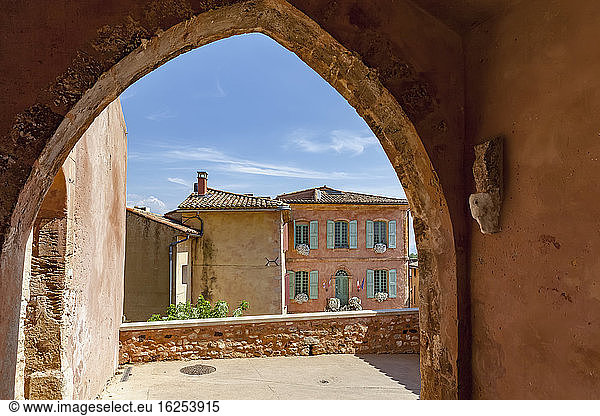 Blick durch den Torbogen des Roussillon  Frankreich; Roussillon  Vaucluse  Frankreich