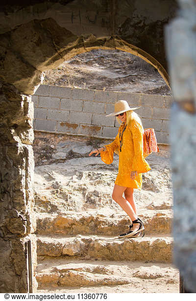 Blick durch den Torbogen einer Frau auf Felsen  Mallorca  Spanien