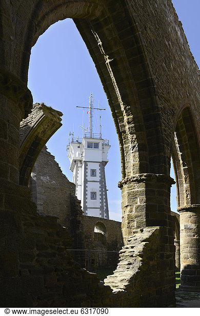 Blick durch gotischen Bogen der Klosterruine zum Marine-Kontrollturm  Kap Pointe de St. Mathieu  DÈpartement FinistËre  Bretagne  Frankreich  Europa
