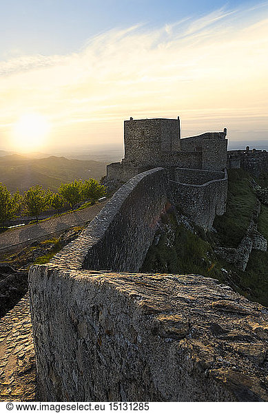 Blick entlang der Burgmauern von Marvao  Alentejo  Portugal  Europa