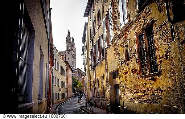 Blick entlang der Rue Furgole auf die Eglise du G?su  Toulouse  Frankreich.