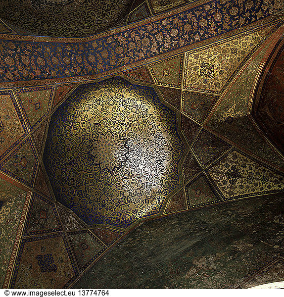 Blick in das Innere der königlichen Moschee Masjid-i-Shah in Isfahan  Detail der Mosaikverzierung der Kuppeln. Islamisch. 17. Jahrhundert nach Christus. Isfahan  Persien.