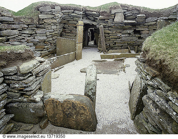 Blick in das Innere von Haus 1. Häuser wie dieses waren quadratische oder geradlinige Einraumhäuser mit einer zentralen Feuerstelle und flankierenden  in die Wände eingelassenen Schlafnischen. GROSSBRITANNIEN. Neolithikum. 3100-2450 V. CHR. Skara Brae  Orkney-Inseln.