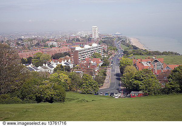 Blick nach Osten über den Strand und die Stadt Eastbourne  East Sussex  England
