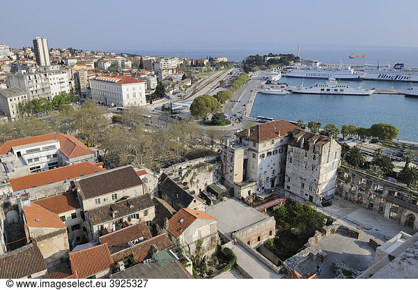 Blick nach Süden zum Meer vom Campanile der Kathedrale von Split  Kroatien  Europa
