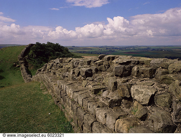 Blick nach Westen entlang der Hadrianswall UNESCO Weltkulturerbe nahe Greenhead Cumbria England Vereinigtes Königreich Europa